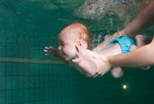Plavání s miminkem - kdy a jak začít?